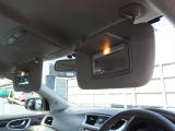 照明付バニティーミラー★運転席、助手席に装備しています。