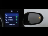 隣車線を走る車両をレーダーで検知し、ドアミラーでは確認しにくい後側方エリアに存在する車両に加え、急接近してくる車両も検知します。車両を検知するとドアミラーに搭載されたLEDインジケーターが点灯します。