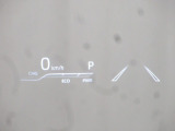 カラーヘッドアップディスプレイ付き。少ない視線移動で情報を確認できるので、運転の疲労軽減に繋がりますよ♪