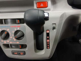 操作しやすく、車内空間を広く使えるインパネシフトを採用しています
