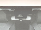 【トヨタセーフティセンス】走行中に前方の車両等を認識し、衝突しそうな時は警報とブレーキで衝突回避と被害軽減をアシスト。より安全にドライブをお楽しみいただけます。