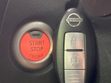 【インテリジェントキー】カバンやポケットに入れたままでもドアの施錠・解錠が可能なスマートキーを装備。エンジンのオン・オフ時もカギを取り出す必要が無いからとっても便利です♪