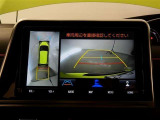 【全周囲モニター】車を上空から見下ろしたような映像をカーナビ画面に映し出し、車庫入れや縦列駐車をサポートしてくれます。