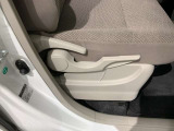シートハイトアジャスターが付いているので運転姿勢を調整するのに便利ですね。身長に合ったシートポジションは安全運転や疲労軽減にもつながります。