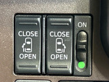 【両側パワースライドドア】スマートキーや運転席のスイッチで後席両側スライドドアの開閉が可能♪電動だから力を入れてドアを開ける必要が無く、小さなお子様でも簡単に開け閉めでき快適です♪