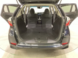 リアシートの背もたれを倒してさらに広々としたトランクスペースになります。段差も少なく荷物の出し入れもしやすくなっています。