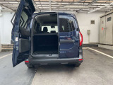 右バックドアを開けると左右に壁だ出来ます。上部に傘などひっかけてしまえば雨でもなんなく出し入れできます。