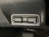 ハンドルの左下にETCがついています。高速道路の料金所の通過も楽々です!。 カードの取り出しもしやすい場所についています。