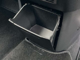 運転席と助手席の間の足元にも収納があります