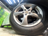 【17インチアルミホイール】外観にマッチしたアルミホイールを装着しております。各種アルミホイールや、スタッドレスタイヤも取扱いしております。是非ご相談ください♪