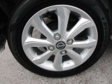日産純正のアルミホイールが装着されてます。ボディデザインとマッチしておりおしゃれです。