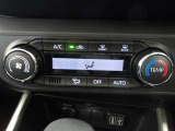 オートエアコンです。車内を設定温度に保ち、快適空間をキープします。