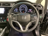 ハンドルにHondaセンシング系のクルーズコントロールやレーンキープアシストなどのスイッチと、オーディオの操作スイッチが装備されています。ハンドルから手を離さず安全に操作できます。