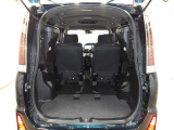 サードシートを跳ね上げると大容量の収納スペース♪家族で旅行に出掛けたり♪ゴルフや釣りなど〜趣味にも大活躍です♪