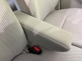 【アームレスト】運転中の身体の負担を軽減してくれるアームレストを装備♪