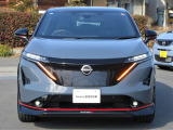 【LEDヘッドランプ】ハロゲンヘッドランプの約2倍の光量でより明るく遠くを照射。視認性、長寿命、省電力に優れ、スタイリッシュな白光色も魅力