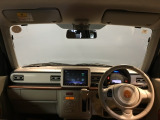フロントガラスが大きく、ワイドな視界で運転もしやすくなるように設定されています。
