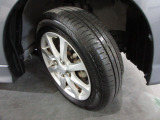 タイヤは ブリヂストン エコピア  2024年製がついています。そして足元を精悍に引き締める純正14インチアルミホイール、おしゃれは足元から、カッコイイですね!