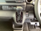 足元スッキリ、インパネシフトです。パーキングブレーキは電子制御パーキングブレーキタイプなので、運転席と助手席の間がスッキリしています。