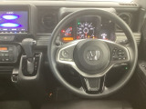 【ハンドル】運転にかかわる様々な操作を安全に行えるように視点移動が少なく操作性に配慮されたスイッチ類が凝縮されたコックピットです。
