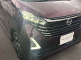LEDヘッドランプ:ハロゲンランプの約2倍の光量でより明るく遠くを照らし、夜間走行時の視認性を高めます。