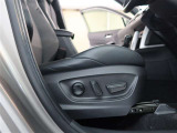 パワーシート搭載。微妙な調整が手軽にでき、ピッタリなポジションで運転することが可能です。