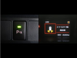 コーナーセンサーを装備。障害物までの距離に応じて警告音を変えてお知らせ。縦列駐車時や駐車場・車庫等での取り回しをサポートします。詳細は販売店スタッフまでお尋ね下さい。
