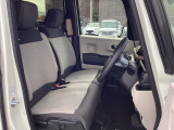 フロントシートはベンチシートです。ベンチシ―トは運転席と助手席の移動もスムーズ!狭い駐車場での乗り降りに便利です。