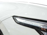 【IQ.LIGHT】 対向車や先行車のドライバーを眩惑することなく、前方の路面と路肩を広範囲に明るく照らすことができるマトリックスLEDヘッドライトを装備。快適なドライブをアシストします。