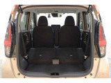 後席を格納すると大きなスペースが出来るので大きな荷物も積み込めます!