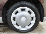 タイヤサイズは155/65R14になります。ホイールはフィルホイールキャップのスティールになります。