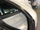 【ブラインドスポットインフォメーション】走行中に、斜め後ろの車を検知すると、ドアミラーのマーク点灯にてお知らせします。