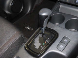 誤操作の少ないゲート式シフトレバーを装備しております。