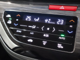 フルオートエアコンが装備されています!お好みの温度設定をするだけでエアコンの風量やモードの切り替えを自動でコントロールしてくれます!ユーザーの操作が少なく燃費走行にもつながります!