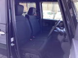 フロントシートはベンチシートです。ベンチシ―トは運転席と助手席の移動もスムーズ!狭い駐車場での乗り降りに便利です。