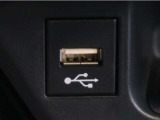 USB接続により外部オーディオと連携する事ができ車内で音楽を楽しむ事が出来ます。
