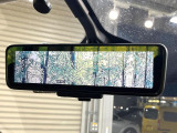 【インテリジェントルームミラー】後席の大きな荷物や同乗者で後方が確認しづらい時でも安心!カメラが撮影した車両後方の映像をルームミラー内に表示。クリアな視界で状況の確認が可能です!
