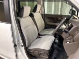 乗降がしやすい運転席。高さが調節できて小柄な方でも運転しやすいポジションをとることができます。