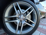 ●純正19インチアルミホイール:輸入車ならではの卓越した走りを支えるホイールと足回りです!日本車の走りに慣れている方にもぜひ体感して頂きたいほど、高いレベルでまとまっています!