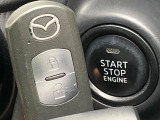 【アドバンストキー】カバンやポケットに入れたままでもドアの施錠・解錠が可能なスマートキーを装備。エンジンのオン・オフ時もカギを取り出す必要が無いからとっても便利です♪