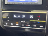 【オートエアコン】一度お好みの温度に設定すれば、車内の温度を検知し風量や温度を自動で調整。暑い&hellip;寒い&hellip;と何度もスイッチ操作をする必要はありません。快適な車内空間には必須の機能ですね♪