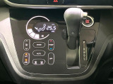 【オートエアコン】一度お好みの温度に設定すれば、車内の温度を検知し風量や温度を自動で調整。暑い&hellip;寒い&hellip;と何度もスイッチ操作をする必要はありません。快適な車内空間には必須の機能ですね♪