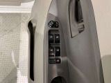 狭い駐車場で便利な電動格納ドアミラーが付いています。