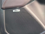 BOSEサウンドシステムを搭載。「良い音を出す」ではなく、その車種のごとに特徴を計算(車種専用設計)し、「反響音」を作り出すことによってどの座席でも自分中心で音が聴こえ、「心地よい空間」を作り出します。