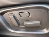 運転席は10Wayの電動シートになっています。ドライバーの体格に合わせたドライビングポジションを設定出来ます。また、2人分のポジションをメモリー出来るのでいつでも自分のポジションに戻せます♪