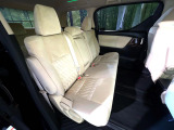 後部座席も気になるようなキズ・汚れやへたり等、大きなダメージはなく、良好な状態です。