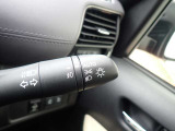 オートライト機能が装備されており暗い場所に入ると車両が検知しライトのON・OFFを自動的に切り替えてくれますので非常に便利な装備です♪
