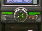 【オートエアコン】一度お好みの温度に設定すれば、車内の温度を検知し風量や温度を自動で調整。暑い&hellip;寒い&hellip;と何度もスイッチ操作をする必要はありません。快適な車内空間には必須の機能ですね♪