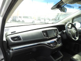 ★助手席周辺★ダッシュボードには豊富な収納BOXがありいつもすっきりとした車内!ほしい場所にちょうど良い収納を備えています。大きなフロントガラスによって見晴らしも良く快適な座り心地となっております