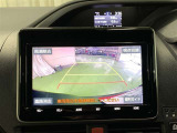 後退時に車両の後ろ側をモニター画面に表示します。車庫入れなどでバックする際に後方確認ができて便利です。